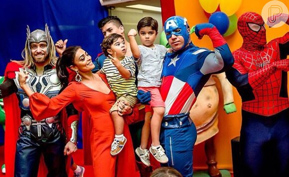 Juliana Paes se diverte ao lado dos filhos em festa de aniversário de Pedro, seu filho mais velho