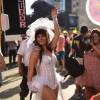 Alessandra Negrini impressionou ao usar fantasia de noiva em bloco de Carnaval em São Paulo