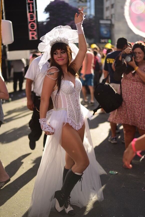 Alessandra Negrini impressionou ao usar fantasia de noiva em bloco de Carnaval em São Paulo