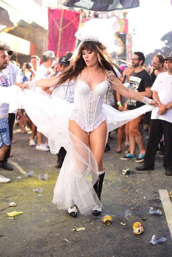Alessandra Negrini foi madrinha de bloco de Carnaval em São Paulo