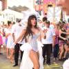 Alessandra Negrini impressiona por boa forma ao desfilar em bloco de Carnaval em São Paulo