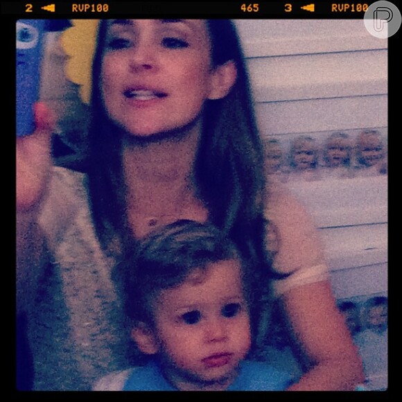 O menino aparece no colo da mamãe, Gabriela Duarte, em foto postada em 18 de dezembro de 2012