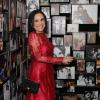 Regina Duarte posa ao lado de suas fotos, em sua exposição 'Espelho da arte - A atriz e seu tempo'
