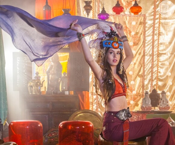 Camila Queiroz contou nos bastidores do 'É de Casa' que vai curtir o Carnaval pela primeira vez na Sapucaí