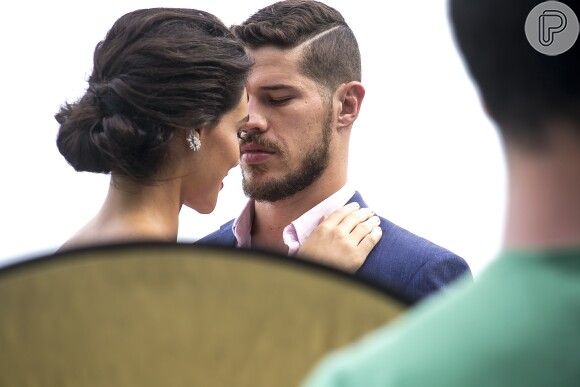 Débora Nascimento e José Loreto em clima de romance nos bastidores da campanha