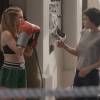 Leila (Carla Salle) e Eliza (Marina Ruy Barbosa) se enfrentam e discutem por causa de Jonatas (Felipe Simas), na novela 'Totalmente Demais', em 5 de fevereiro de 2016