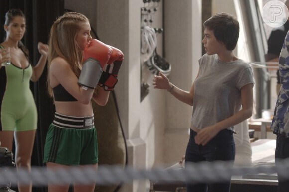 Leila (Carla Salle) e Eliza (Marina Ruy Barbosa) se enfrentam e discutem por causa de Jonatas (Felipe Simas), na novela 'Totalmente Demais', em 5 de fevereiro de 2016
