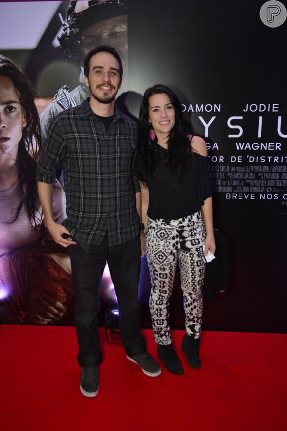 Natália Lage e o namorado na pré-estreia de 'Elysium', nesta terça-feira (10), no Shopping Leblon, Zona Sul do Rio de Janeiro