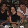Fernanda Vasconcellos e Cássio Reis se encontraram com o ex-namorado dela André Marques na comemoração ao aniversário da amiga Caroline Rebollo: 'Amores da vida'