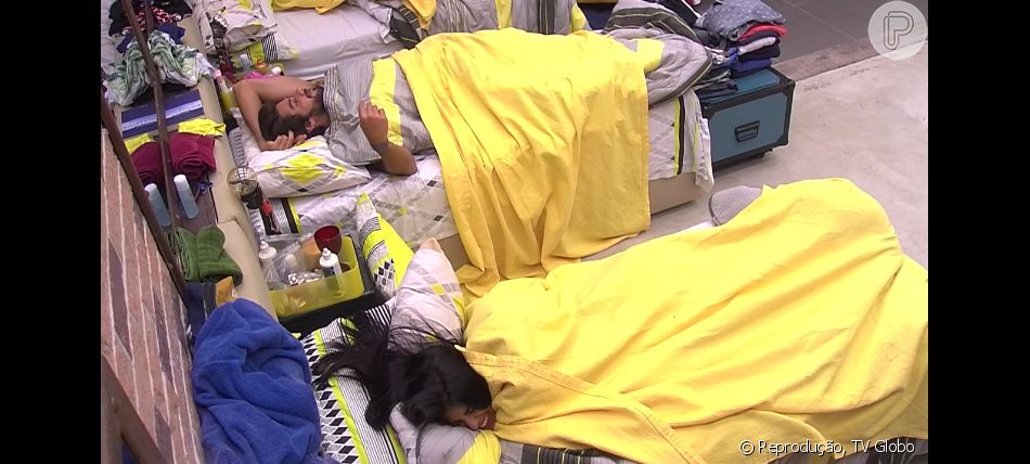 Munik Foi Para O Quarto Amarelo Dormir Sendo Seguida Por Renan Mais Cedo Eu Te Falei Que Era Para Voce Esperar Eu Dormir Para Voce Vir Para Ca Alertou A Si