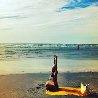 Paolla Oliveira exibe barriga seca de biquíni em foto na praia durante férias