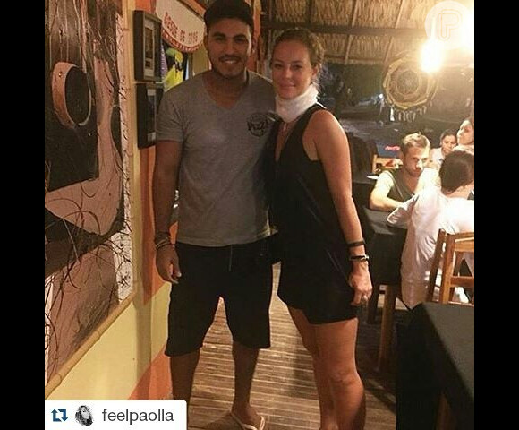 Paolla Oliveira posa com um fã em um restaurante no Ceará