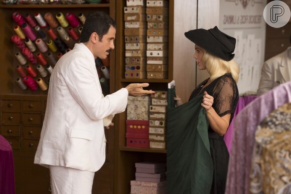 Sandra (Flávia Alessandra) exige que Ernesto (Eriberto Leão) a leve como sua acompanhante ao Salão das Artes, na novela 'êta Mundo Bom!'