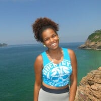 3 minutos com Jeniffer Nascimento: atriz faz rapel na praia da Joatinga, no Rio