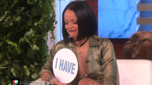 Rihanna brinca de 'Eu Nunca' em entrevista e revela que já mandou nudes