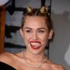 Miley Cyrus, que costuma posar mostrando a língua, disse que vai mudar a pose: 'Vou ter que aposentá-lo'