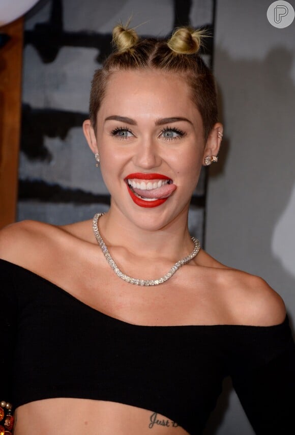 Miley Cyrus, que costuma posar mostrando a língua, disse que vai mudar a pose: 'Vou ter que aposentá-lo'
