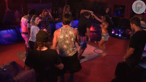 Matheus e Munik dançaram juntos em festa do 'BBB16' para desgosto de Cacau