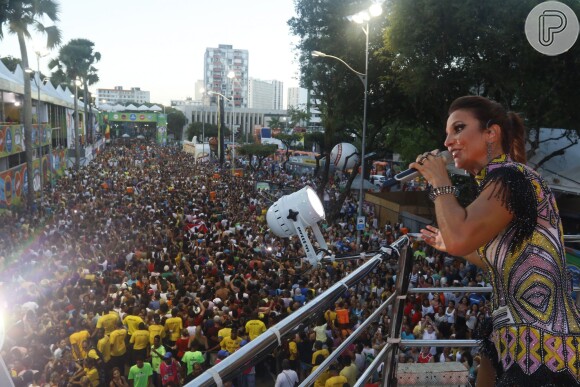 Ivete Sangalo comanda a multidão no Carnaval de Salvador na quinta-feira, 4 de fevereiro de 2016