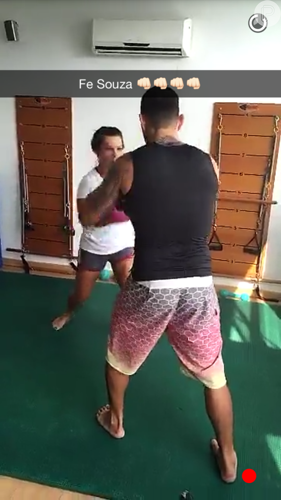 Fernanda Souza dá socos em Chico Salgado durante treino de boxe