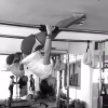 Fernanda Souza se equilibra ao treinar pilates
