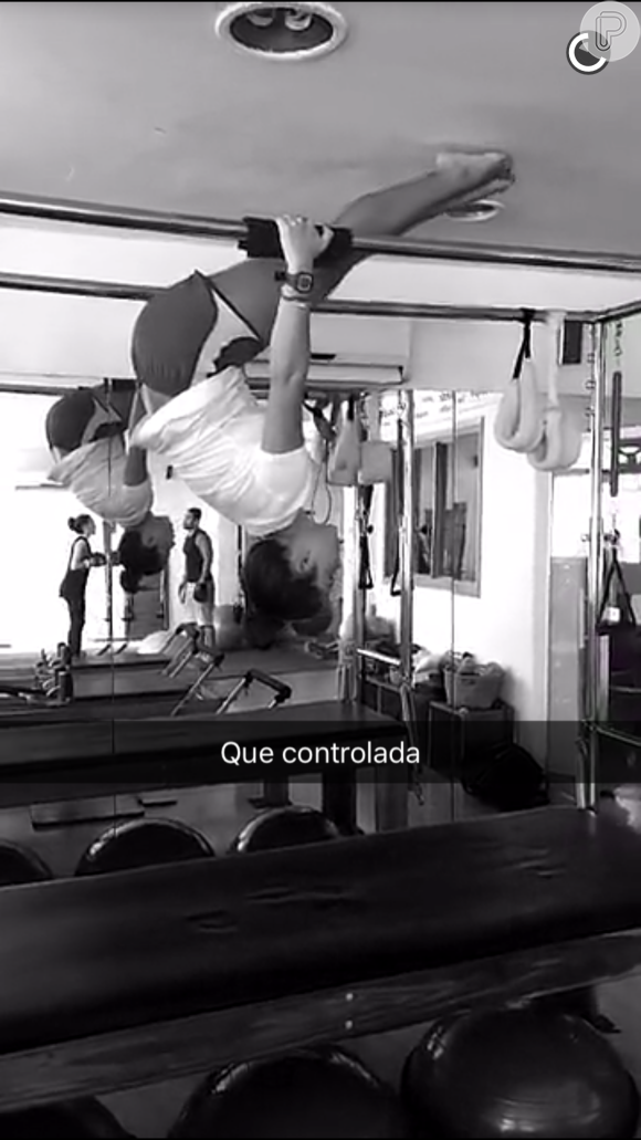 Fernanda Souza se equilibra ao treinar pilates