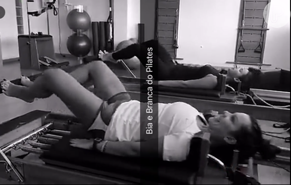 Bruna Marquezine e Fernanda Souza praticam exercício de pilates juntas