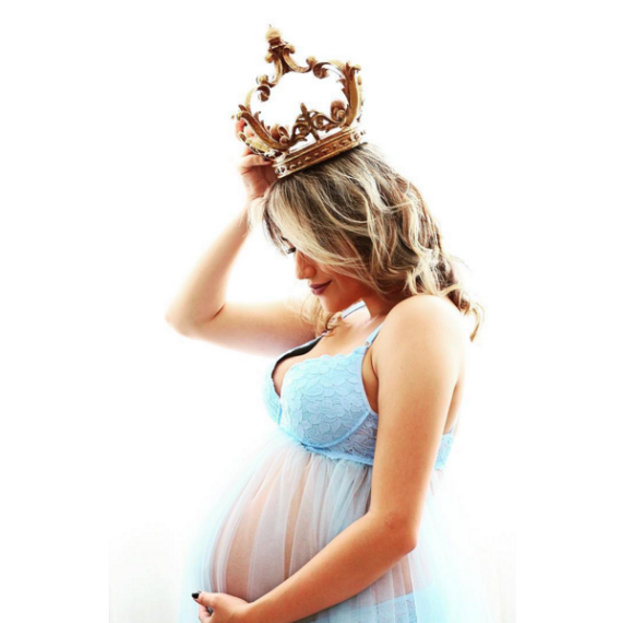 Jéssica Costa, filha do cantor Leonardo, fez um ensaio com o barrigão de grávida