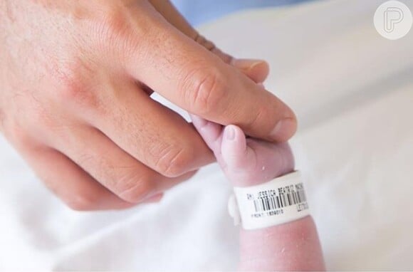 Sandro Pedroso já havia compartilhado uma foto segurando a mãozinha do filho, Noah, que nasceu na terça-feira, 2 de fevereiro de 2016