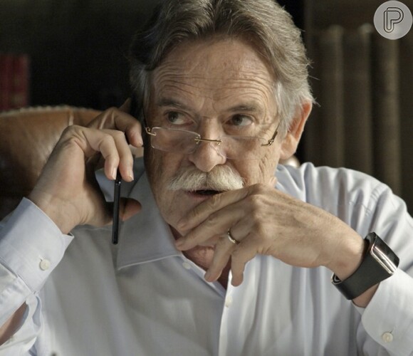 Gibson (José de Abreu) fala sobre Aninha (Letícia Braga) ao telefone e Nelita (Bárbara Paz) escuta a conversa, na novela 'A Regra do Jogo'