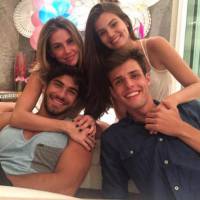 Camila Queiroz prestigia Deborah Secco e Hugo Moura em festa de Maria Flor