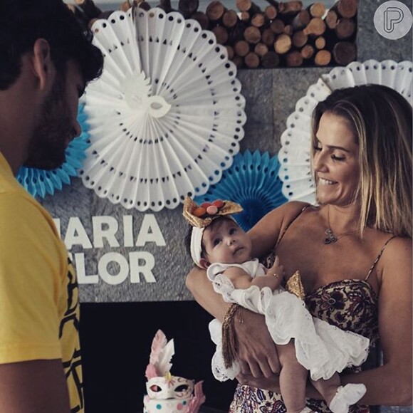 Deborah Secco e Hugo Moura festejaram os dois meses da filha, Maria Flor, com bailinho de carnaval
