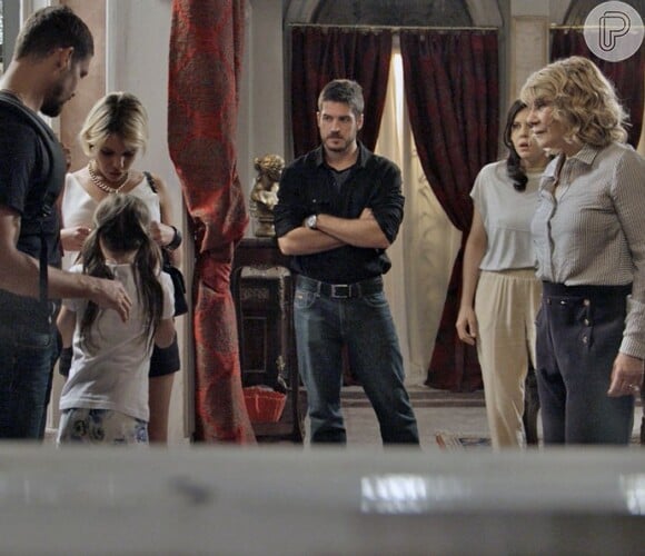 Dante (Marco Pigossi) percebe que Aninha (Letícia Braga) é o caminho para descobrir a verdade sobre Gibson (José de Abreu) e Kiki (Deborah Evelyn), na novela 'A Regra do Jogo'