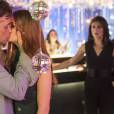 Carolina (Juliana Paes) e Jonatas (Felipe Simas) vêem Arthur (Fábio Assunção) beijar Eliza (Marina Ruy Barbosa), na novela 'Totalmente Demais'