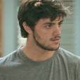 Jonatas (Felipe Simas) confronta Arthur (Fábio Assunção) e acusa-o de estar apaixonado por Eliza (Marina Ruy Barbosa), na novela 'Totalmente Demais'