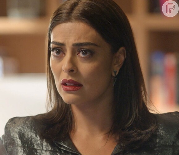 Indignada, Carolina (Juliana Paes) exige que Arthur (Fábio Assunção) escolha entre ela e Eliza (Marina Ruy Barbosa), na novela 'Totalmente Demais'