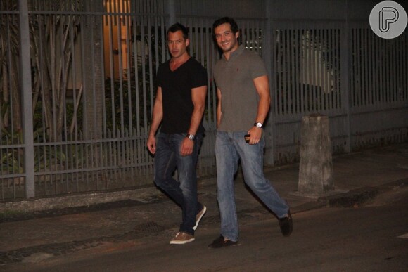 Malvino Salvador caminha pelo bairro do Leblon, RJ, com o ator português Paulo Rocha em 11 de setembro de 2013