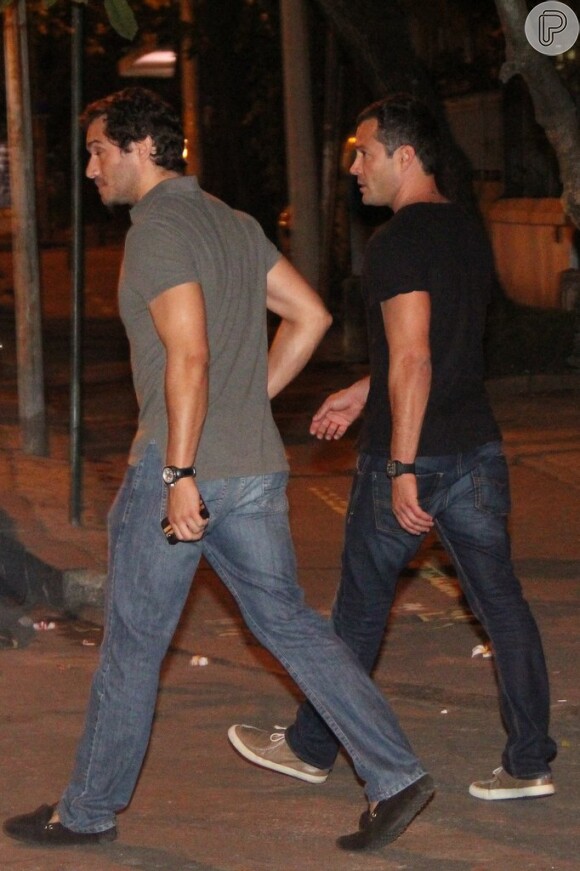 Malvino Salvador e Paulo Rocha caminham pelo bairro do Leblon, RJ
