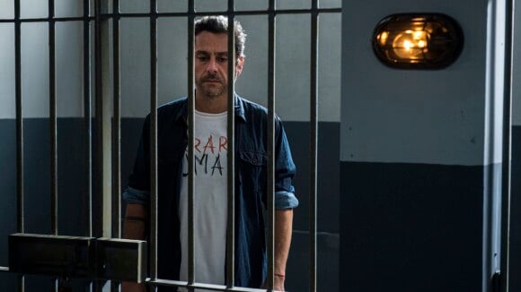 'A Regra do Jogo': Romero é humilhado por Tóia e Dante na cadeia. Veja Fotos!