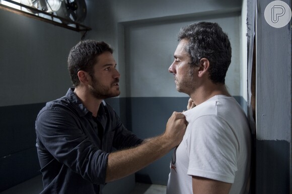 Dante (Marco Pigossi) confronta Romero (Alexandre Nero) na cadeia, na novela 'A Regra do Jogo'