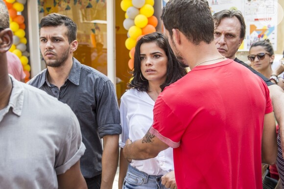 Toia (Vanessa Giácomo) acompanha a prisão de Romero (Alexandre Nero) e Juliano (Cauã Reymond) pede que ela se acalme, na novela 'A Regra do Jogo'