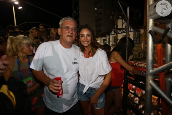 Carol Celico posa com o pai de Claudia Leitte no Carnaval de Salvador, nesta sexta-feira, 5 de fevereiro de 2016