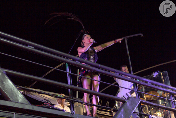 Claudia Leitte aposta em look com 9 mil cristais no bloco Coco Bambu, em Salvador, na noite desta sexta-feira, 5 de fevereiro de 2016