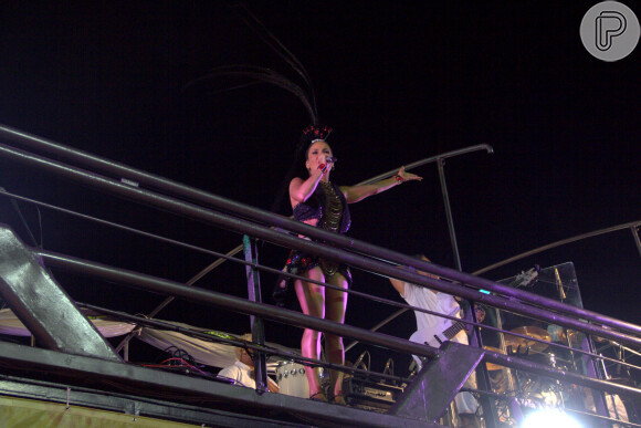 Claudia Leitte aposta em look com 9 mil cristais no bloco Coco Bambu, em Salvador, na noite desta sexta-feira, 5 de fevereiro de 2016