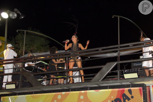 Claudia Leitte aposta em look com 9 mil cristais no bloco Coco Bambu, em Salvador, na noite desta sexta-feira, 5 de fevereiro de 2016