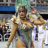 Carnaval 2016: Ellen Rocche capricha no decote em desfile da Rosas de Ouro