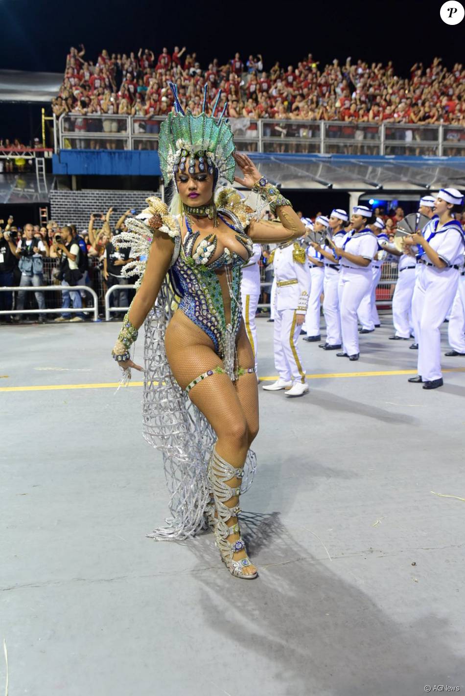 Carnaval 2016: Ellen Rocche capricha no decote em desfile
