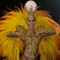 Carnaval: Sabrina Sato usa fantasia dourada na Gaviões da Fiel. 'Cabeça de 7 Kg'
