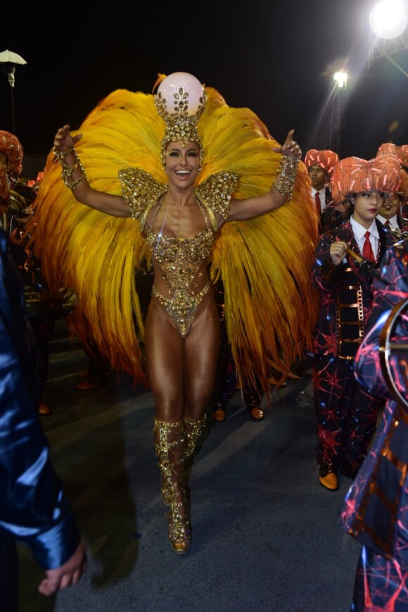 Carnaval: Sabrina Sato usa fantasia dourada em desfile da Gaviões da Fiel, nesta sexta-feira, 5 de fevereiro de 2016
