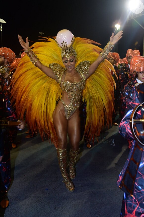Carnaval: Sabrina Sato usa fantasia dourada em desfile da Gaviões da Fiel, nesta sexta-feira, 5 de fevereiro de 2016
